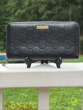 Gucci Black Embossed GG Leather Zip Wallet with Gold Plaque BEAUTIFUL